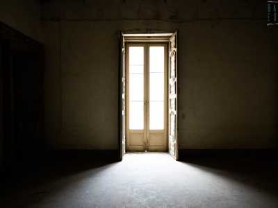 Qui le buie sale sono illuminate soltanto dalla luce proveniente dalle finestre ma, accendendo dei faretti e alzando lo sguardo al soffitto, ci ritroviamo davanti a qualcosa di davvero sorprendente
